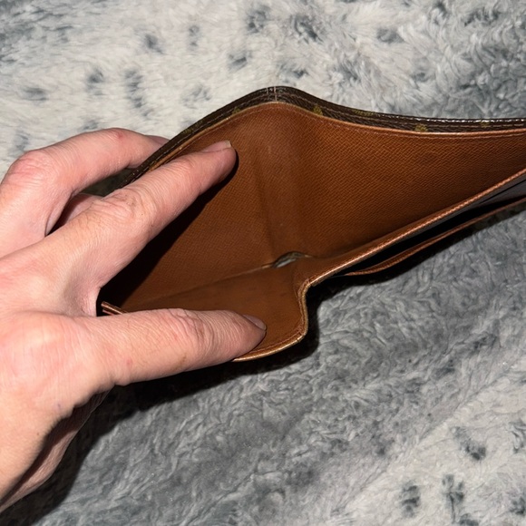 Men’s or Women’s Louis Vuitton Monogram Wallett! Rare and a vintage piece.7.5/10 - Picture 8 of 14